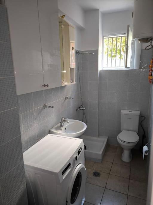 Apartment 50 Meters From The Beach Loutraki  Eksteriør bilde